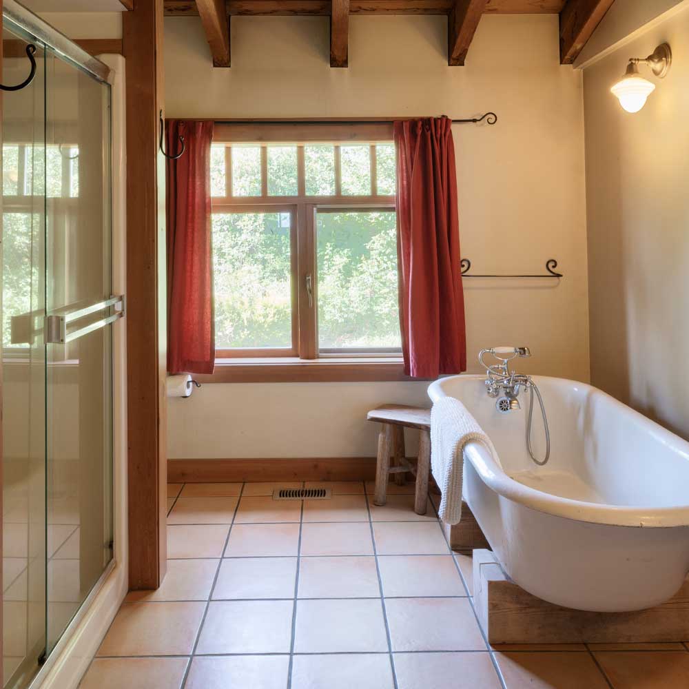 A claw foot tub in the Lavender Cabin at Tin Poppy Retreat.