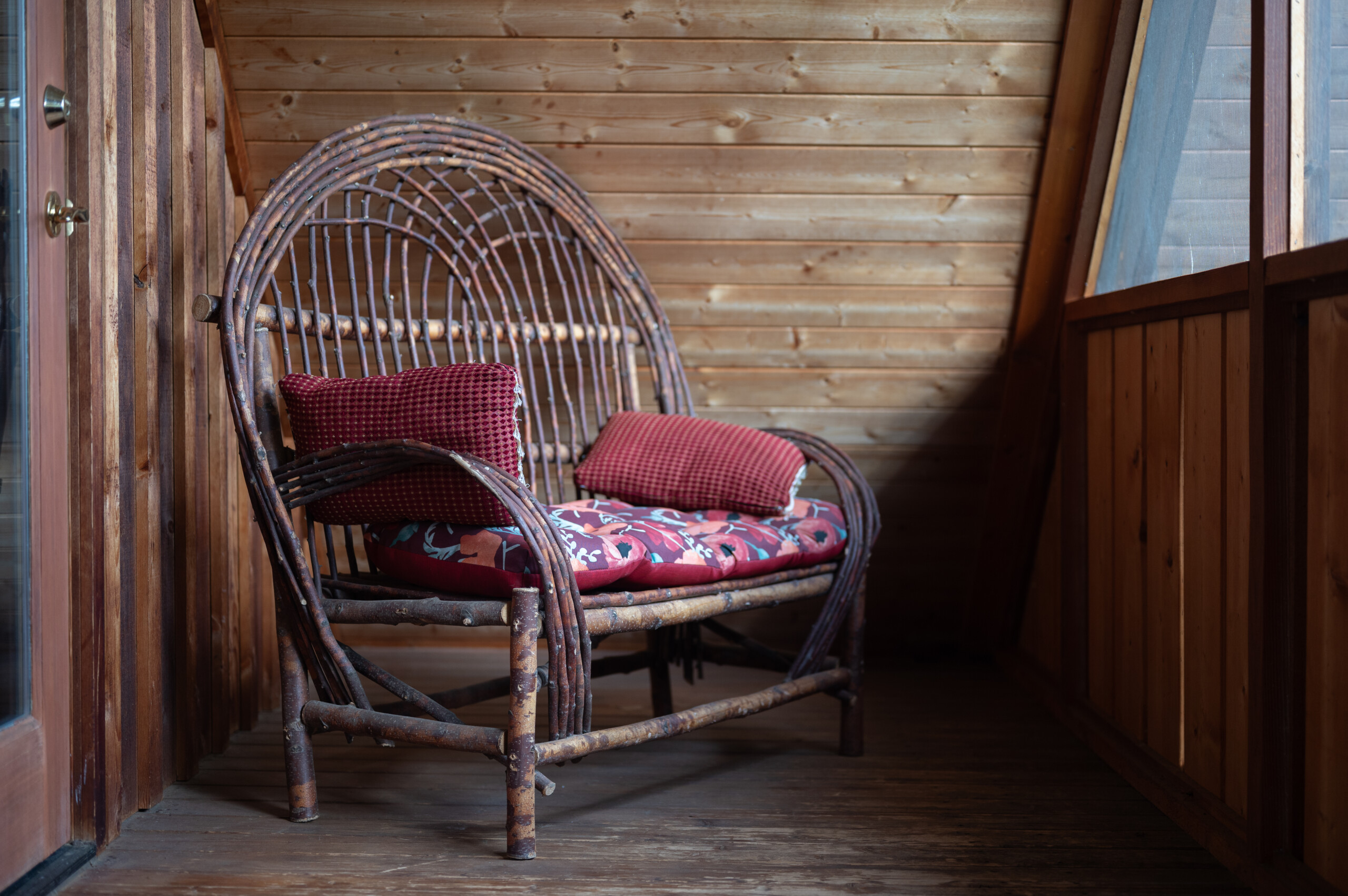 A wooden love seat at Wild Rose Cabin.