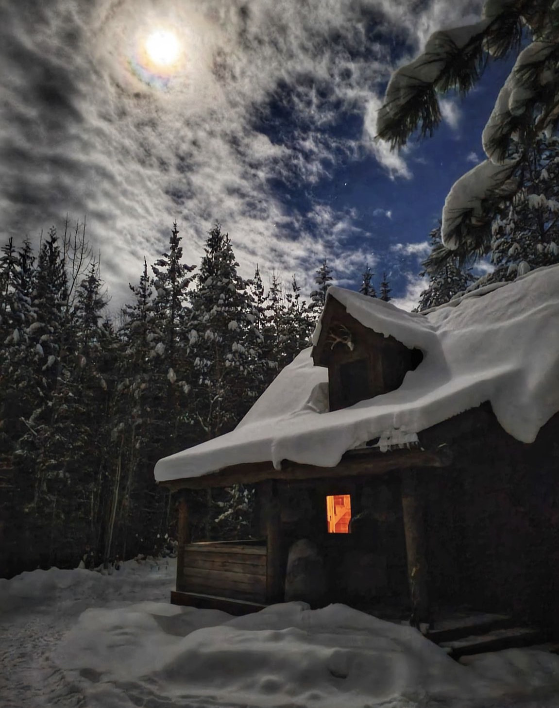 violet-cabin-winter Cozy Violet Cabin in the winter at Tin Poppy Retreat.